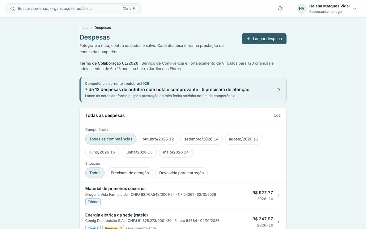No computador: a lista de despesas da organização, com o andamento da competência e as despesas já triadas.