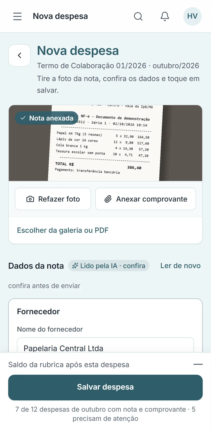 No celular: nova despesa com a foto da nota anexada e os dados lidos da nota para conferir.